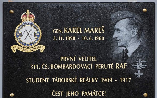 Odhalení pamětní desky generálu Karlu Marešovi