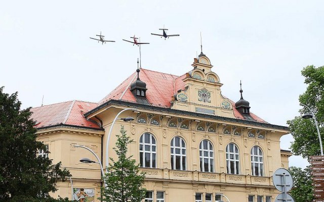 Přelet letky Aeroklubu Tábor na počest brig. generála Karla Mareše