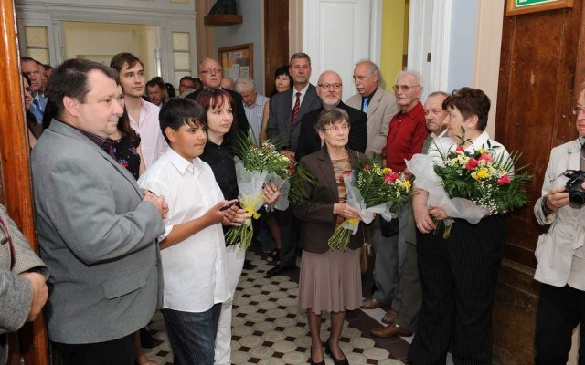 Zprava s kyticemi p. Dagmar Jungmanová (dcera) a p. Milena Šatavová (neteř)