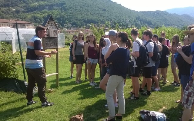 Navštívili jsme školu, ve které studenti pěstují a zpracovávají suroviny, které pak servírují ve školní restauraci. MŇAM!