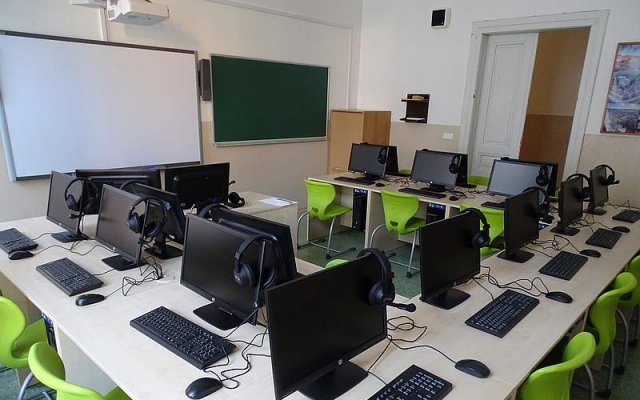 Jazyková laboratoř v přízemí pro 16 studentů